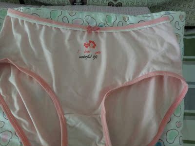 内裤收到了，包装精美面料柔软手感超好穿着贴身透气做工精致四个不同的图案颜色搭配可爱价格实惠放心购买哦。