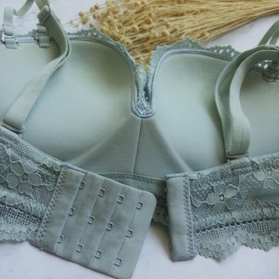 刚好家里草 实在太喜欢摆拍了下，这款穿起来刚合适，聚拢效果非常好，不会上下两边跑，舒服极了，好看，真的是大爱,买了两个颜色觉得这个蓝色比较好看，比黑色性感多了，黑色穿起来就比较普遍，这个颜色还是第一回尝试~