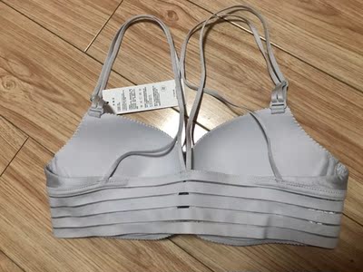 好穿！前扣很聚拢！相信黑色会更性感！只是比较缺浅色的所以没有选黑色的。