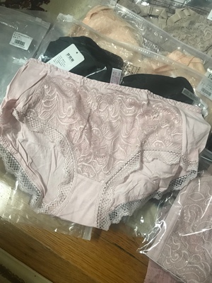 买了很多件他们家的内衣，第一次买，因为大胸很不容易买到喜欢的又比较好看的，很多大胸的内衣款式颜色都很老气，但这家都是一些很清新的颜色，适合年轻MM。质量也都非常好，手感很不错，也买了几件送妈妈，妈妈也是很喜欢。家居服和老公买的情侣款，老公也满意。客服19，客服21两位MM都特别好，祝卖家生意兴隆！