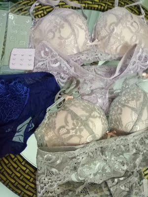 内衣收到了 快递挺快的,尺寸正好合适 卖家还送了排扣和肩带和一条内裤谢谢,非常满意,祝卖家生意兴隆👏👏 内衣收到了 快递挺快的,尺寸正好合适 卖家还送了排扣和肩带和一条内裤谢谢,非常满意,祝卖家生意兴隆👏👏