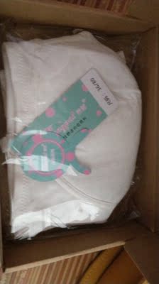 快递很快，买的两件，穿了一件。个人摸起来很舒服，穿着也不错。客服姐姐很有耐心，推荐的尺码也很合身，谢谢啦。嘻嘻，我挺喜欢的。本来平胸买内衣就很困难了。