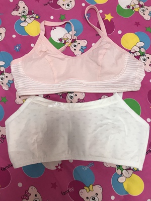 买了两款,款式都很好看,宝贝穿上就说舒服,比原来给她买的背心款好,天热很透气,不闷,肩带弹性很好,不勒肉,全棉材质很放心。 买了两款,款式都很好看,宝贝穿上就说舒服,比原来给她买的背心款好,天热很透气,不闷,肩带弹性很好,不勒肉,全棉材质很放心。