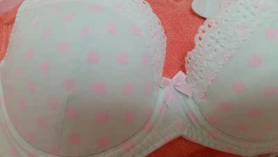 薄棉杯，夏天穿着凉快。以前买过粉色、玫红点点的。很是喜欢，这次搞活动，就买了绿色的。价格比较实惠~