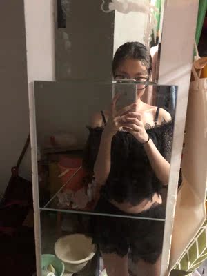 很不错的一款睡衣，蕾丝部分很柔软挺舒服，衣服上身很有感觉，穿起来非常的性感又迷人，诱惑力十足，不过当家居服外穿也是没问题的，值得购买。