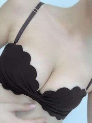 内衣超好看的，不起球不变形，料子摸起来很舒服。所以穿上也很舒服。夏天冬天都能穿，不会闷。黑色痕性感哦，颜色也很正，没有色差，穿身上非常透气贴身也不嘞，而且很收副乳，尺码很准，款式也很好看，没想到物超所值，穿着真的好舒服。