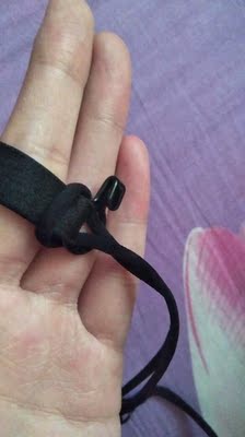 收到宝贝了，好评！柔软轻薄！也不会凸点，非常舒服！图二是后面美背的扣子，有宽度的，平躺着会有点硌，很轻微。