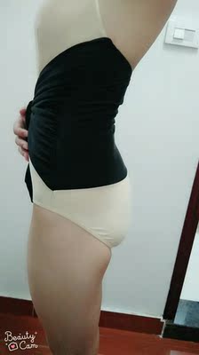 穿上是比较有质感，显档次，小胸，下垂胸口要弄个别针或者自己动手加工一下，不然一弯腰就呵呵呵了😁另外就是屁股这里，有点勒，买了三家泳衣，都一样的问题，肉勒成两截，难道是我屁股原因😳？？？总体99分好评