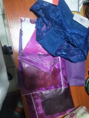 包装很精致,颜色很喜欢,面料手感很好 包装很精致,颜色很喜欢,面料手感很好