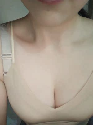 宝贝收到立马就试了，一个颜色一件，面料很舒服，穿起来跟没穿一样，试完就下水洗了，不掉色不缩水，必须好评！