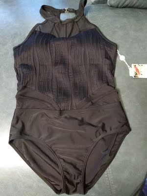 一次买了两件，还挺满意的，对于有点肚腩的人，黑色比白色好看。还送了小包包！