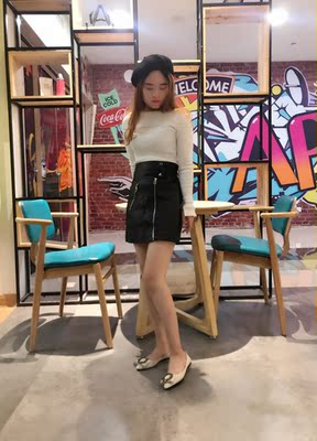 裙子收到，没让我失望。皮是软的那种。穿着很舒服，不觉得难受，闻着也没有味道，今天还去了闺蜜的街舞店里，闺蜜说这样穿身材好有料[偷笑]PP很翘[呲牙]