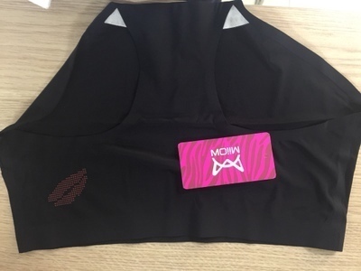 收藏了很久的内裤，今天还是忍不住就买了，挺贴身挺舒服，弹力好。透气，不起球，不变形！内裤是抗菌的，性价比很高，洗了一下，褪色什么的没有发现，外包装不错，小内的弹力挺好。款式花纹也都很好看，做工布料都很好，颜色很正。 