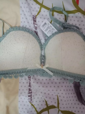 款式洋气，大小合适，颜色无色差，非常满意， 下次继续光顾，第一次买无钢圈的，试穿一下衬托效果很好。做工也精细，大小合适。一下子买两件便宜。超出我的预感。之前看了评价说有异味，宝贝到了之后发现没有那个状况，洗了之 后也没发现变形和掉色的现象，真的很好，比我预期的好太多，还很优惠