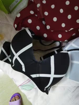 布料很好唉 就跟都市丽人的牌子一样 而且没有钢圈 穿起来很舒服 版型也很好  喜欢的小姐姐可以买哦。而且价格也便宜。