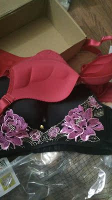 跟图片颜色一样，还没穿，不过看着性价比很高，很满意，我比较喜欢黑色款的，很美