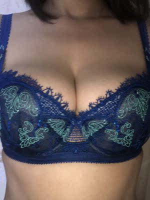 此款曼妮芬蕾丝阳台杯，尺码标准弹性好，做工精致细节设计美，聚拢上托效果非常明显，舒适柔软性感，对大胸妹来说真的很好的选择，没有肩带蕾丝装饰导致勒住不舒适的感觉，反而是增添了一抹亮色非常好看呢。