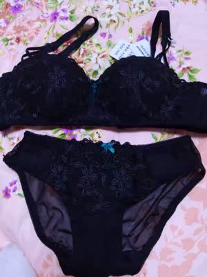 刚收到就上身试穿了，很舒服，是我想要的那种款式。下次还会光顾～