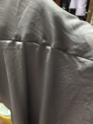 淘宝十多年，第一个差评给你家！真是太气人了！第一次寄过来的裙子皱皱巴巴的，胡乱揉成一团装在袋子里，还没有吊牌。联系客服承认衣服本身是有吊牌的，是他们的失误，让寄回去换一件。结果换回来的还是一件残次品：依然和第一次的一样！没有吊牌！裙子皱巴巴！而且这件身上布满油状的污渍！裙身走线弯弯曲曲，鼓包！不知道是哪里拣来的垃圾衣服！