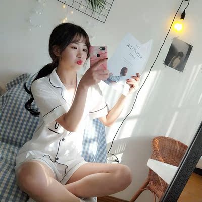 这是我最喜欢的睡衣，搭配白色堆堆袜，特别有范，面料很舒服，包装十分精美。一次很愉快的购物。