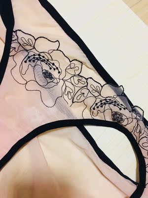 很漂亮的款式,夏天穿透气,所以又买了一条换洗,整体来说还是不错的 很漂亮的款式,夏天穿透气,所以又买了一条换洗,整体来说还是不错的