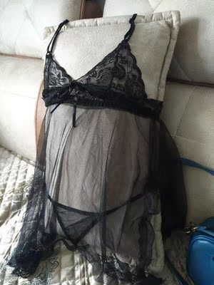 这么便宜的衣服原以为是硬硬的 不过收到实物却很软  当睡衣穿很凉快(ಡ&omega;ಡ)   质量也还行 洗了没有出现掉色缩水变形等状况  物超所值啊