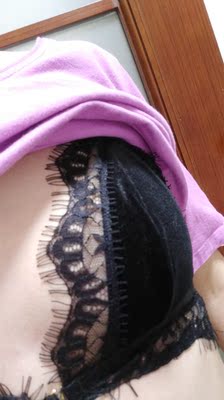 emmmm，给个中评吧 第一，包装是真的简陋，就俩小袋子，买的七八十的内内还有小礼盒用丝带绑着 第二，不知道有没有跟我一样的小姐姐，内衣穿上去不平整强迫症患者表示很不舒服，就算穿普通的短袖也是一样会突出来两条&hellip;&hellip;道道?不过好歹颜值，舒适度还不错 最后客服态度很好，也同意退货但是因为最近生病在家不能出门，而且客服说实物就是这样的，想想算的吧，本来快递就是让男朋友去取的，又总不能让男朋友带到店里让他退所以就留下了 总得来说还行吧