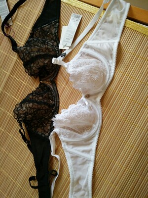 很薄。但是质感不是很好。感觉对不起这个价钱。夏天，图个凉快