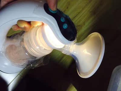 现在怀孕9个月，先囤着，哈哈哈，有小夜灯，而且有8档调节，有按摩和催奶两个模式，还送了果汁瓶，店家人超好，很耐心，看中这款很久了，等之后用过再来追评