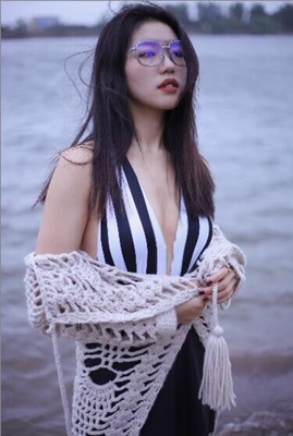 发货挺快的，送了好多赠品，乳头贴，香皂，包包，都挺实用的。好容易才买了件V的衣服，还是去年买的，都没合适的衣服搭，前几天聚会，小姐妹介绍的才过来的，感觉非常合适，很隐形，最主要是服帖，总之很好