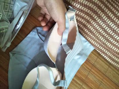 内衣非常紧绷，不怎么好，睡觉内衣带子有点勒人，内裤也是弹力比较大，紧身衣的感觉，前扣太硬了会有印子，不过整体做工挺好的