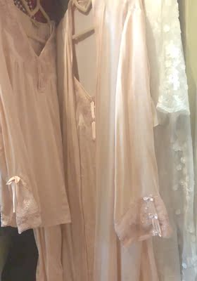 强迫症，睡袍，吊带，长袖衣裤，一个系列都收了，不错不错，上身很舒服。家里的睡衣全部换成真丝的了