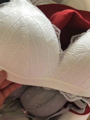 一开始买这款内衣的时候没报太大希望，但是收到货后很惊喜，独立包装的很好，蕾丝的质量也可以的，个人感觉非常适合大胸穿，穿了胸有点变小，她的背后设计的是三根带子，跟我以往买的都不一样，三根带子做支撑，显得穿着很挺，合身又不会压胸，算是我买过这么多内衣里面很不错的了，下次会再来光顾