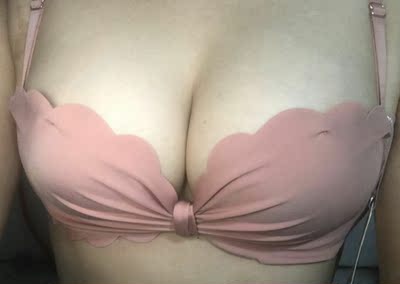 款式非常的喜欢，料子穿上很舒服，花边的图案，很显可爱，粉色的，很少女，上薄下厚，无钢圈设计，穿起来聚拢效果很棒，穿上也不压胸，感觉棒棒哒🎉🎉🎉