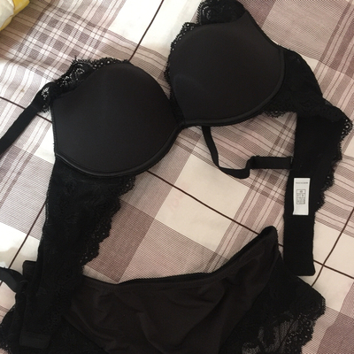 已经第二次购买了，戴着很性感！质量不错，卖家服务态度真心好！