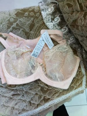 这个是第二次购买了，夏天穿薄的特别舒服，凉爽。谢谢店家送的乳贴。