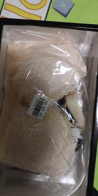 内衣真的很不错 很有重量 感觉里面的填充物手感有点儿像硅胶 但是和硅胶不太一样的是它有很多透气孔 而且没有那种钢圈束缚和压迫 穿起来也比较舒服 好评