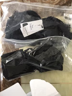 评价没有差评，只有五星描述相符。如果有，绝对差评。拿个鞋盒装？？是什么鬼哦。？包装不想吐槽了。之后就是内衣。天呐，太欺骗消费者了吧！！质量？外观？手感，质感不是菜市场的料子？还是我眼拙了。？简直了啊，价格不是很高，但这种料子，2倍的价格售出，不敢恭维了，要不是放暑假回来，将就着穿几次，退货麻烦。