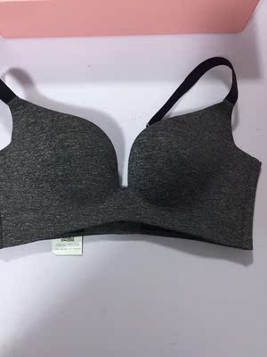 无痕的工艺，看不到一根线头，做工如此的精细，简约大方，面料舒适，穿上身后，很聚拢很舒服，后背很平整，看不到一点肉股出来，穿紧身衣的时候不会尴尬了！