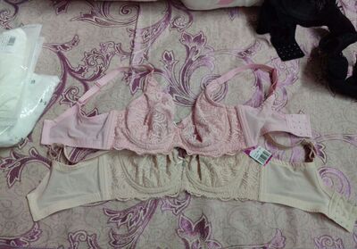 同一个尺码，尺寸不一样！上次买的80D正好，这次80D竟然下围和罩杯大很多，只能换75D，75D下围略小一点点，能接受，罩杯正好！客服说面料和版型，批次都有不同！粉红第一次买的80D，米色是80D后来换了75D，古今亲民大品牌，同一个款式的，面料也一样，尺寸就因为批次问题相差那么大？？也有点说不过去吧！中评鼓励，勿扰！