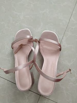 拿着鞋子的那一刻我是惊喜的，没有想到几十块钱的鞋子也能做得这么好！首先包装，细节都处理得很好，我在网上买了那么多双凉鞋，第一次见有用夹子固定好鞋子的形态的，其次，质量真的是很不错了，然后是码数很正，作为一个34码脚的人表示买鞋子很忧伤，但是这双鞋子很合脚，总之，好评好评！