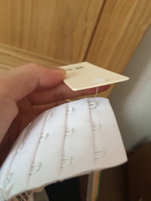 那件有问题的内衣，吊牌明显拆过，随便挂回去就寄给客人，找客服已读不回