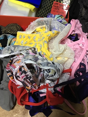 东西质量超好，裤腰弹力很大，皮筋是好质量的，不像别人家的，没弹力，还会买的，谢谢卖家的赠品都那么好！