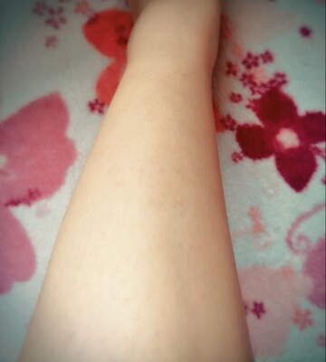 用了之后效果挺好的，刚开始刮得不干净，用纸巾擦一下就干净了。感觉皮肤变得光滑了。趁价格便宜又买了2盒。感觉不错的 ，而且客服很耐心教我怎么正确的脱毛， 好贴心的 。试用了一点 ，放在皮肤上面觉得很温和 ，闻起来也没有刺鼻的味道，过程中也挺温和的， 脱后效果明显，看起来比原来的皮肤白了好多了。