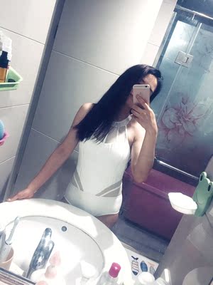 发货很快，刚好赶上游泳，本来以为三角式不好穿，没想到，意外合身！！！穿上很温婉的样子，而且一件式很方便，款式挺大气的，稀饭稀饭稀饭