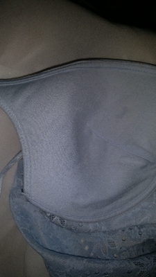 一共买了四件,拿到后就发现手感很差,比专卖店的做工要差一些,下水洗过一次,海绵直接变形,完全掰不回来。客服回复也不及时,半天不回一句话,后来跟我说是洗涤方式不对。我想说,并不是第一次穿这个品牌内衣,也不是第一次洗内衣,洗一次就变形的,真没见过。告诉后面的姑娘,内衣质量真心不好,就和路边摊几十块的差不多,慎下手。 还告诉姑娘们,这个店子差评直接发表不了,等我返回,页面居然显示已过评价期限,我是前天拿到货物的,也就是说店家设置了不能差评,姑娘们睁大眼睛看清楚了。 一共买了四件,拿到后就发现手感很差,比专卖店的做工要差一些,下水洗过一次,海绵直接变形,完全掰不回来。客服回复也不及时,半天不回一句话,后来跟我说是洗涤方式不对。我想说,并不是第一次穿这个品牌内衣,也不是第一次洗内衣,洗一次就变形的,真没见过。告诉后面的姑娘,内衣质量真心不好,就和路边摊几十块的差不多,慎下手。 还告诉姑娘们,这个店子差评直接发表不了,等我返回,页面居然显示已过评价期限,我是前天拿到货物的,也就是说店家设置了不能差评,姑娘们睁大眼睛看清楚了。