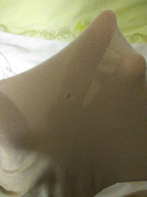 第一次穿就一个洞，也不知道是原来就有还是刮到的要是原来就有的话发货没有验货吗？要是刮的话，这质量&hellip;&hellip;