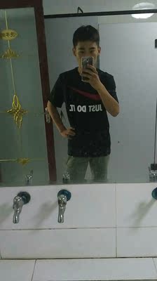 大牌就是好，居然比平常买的衬衫还大那么一😂