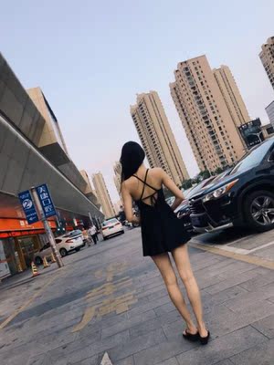 后背设计小心机，前胸有花不会很漏，花花质量很好，不是那种软趴趴的那种，小裙子的裤子很安全，一点都不担心曝光