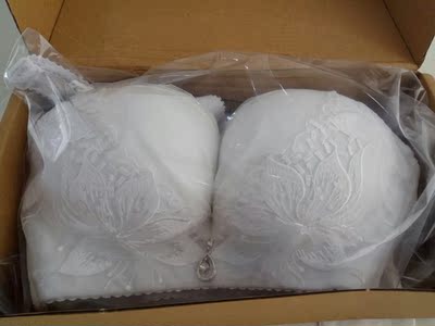 内衣尺码正，穿着正合适，特地买没有钢圈的，穿着不勒，舒服有型！谢谢店家赠送的纯棉小内内，非常好！